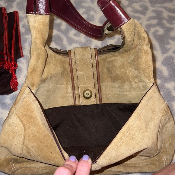 🤎Coach🤎 NWOT GORGEOUS 100% suede tan hobo bag. Never used! - Picture 5 of 12
